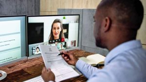 Entretien d’embauche en visio : 15 conseils & checklist 2025