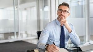 Candidat expliquant son intérêt pour le poste lors d'un entretien d'embauche face à un recruteur professionnel