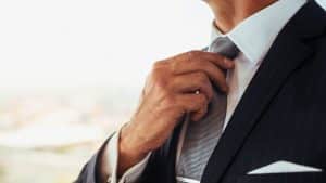 Tenue entretien embauche professionnelle homme et femme avec costume et tailleur élégants