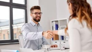 Découvrez comment répondre à la question « Êtes-vous un leader ? » en entretien avec la méthode STAR, des exemples concrets et des conseils pratiques.