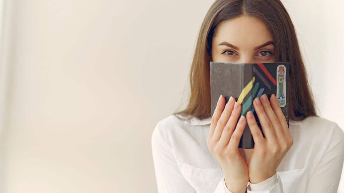 Candidate timide qui appréhende son entretien d'embauche