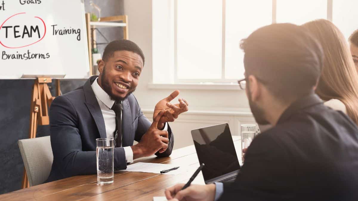 Candidat en entretien d'embauche interne pour une promotion avec son recruteur