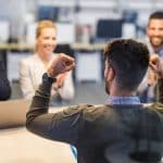candidat souriant après un entretien d'embauche réussi avec un recruteur