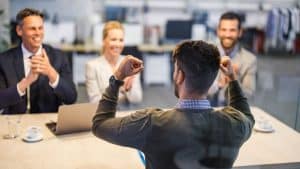 candidat souriant après un entretien d'embauche réussi avec un recruteur