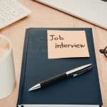 Candidat en entretien d'embauche évitant les phrases toxiques face à un recruteur professionnel