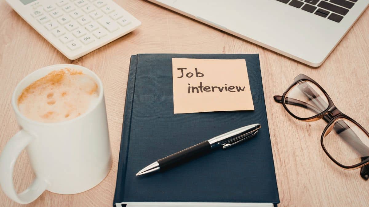 Candidat en entretien d'embauche évitant les phrases toxiques face à un recruteur professionnel