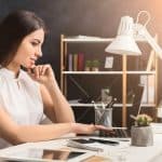 Candidate qui se renseigne sur une entreprise avant son entretien d'embauche sur LinkedIn