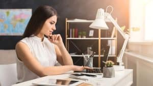 Candidate qui se renseigne sur une entreprise avant son entretien d'embauche sur LinkedIn