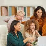 Groupe de professionnelles analysant ensemble les compétences à mettre sur un CV lors d'une réunion de travail