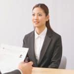 Candidate expliquant un trou dans un CV pendant un entretien d'embauche