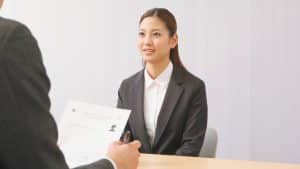 Candidate expliquant un trou dans un CV pendant un entretien d'embauche