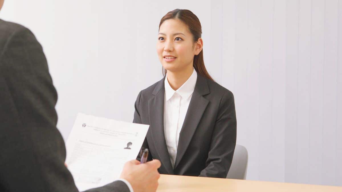 Candidate expliquant un trou dans un CV pendant un entretien d'embauche